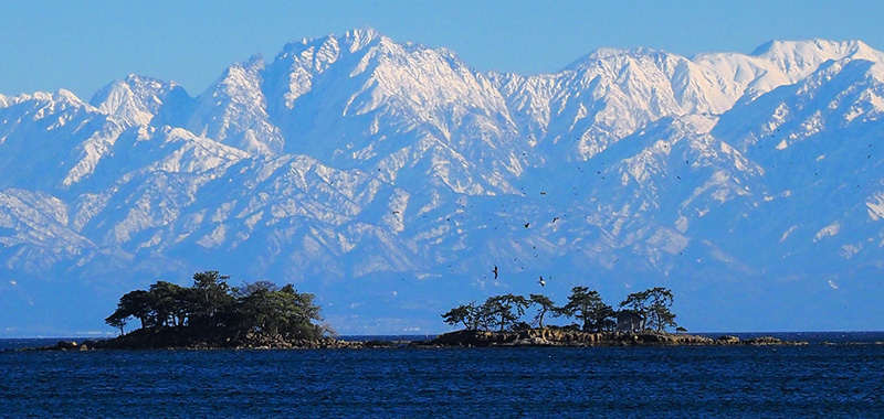 富山湾の向こうに見える立山連峰